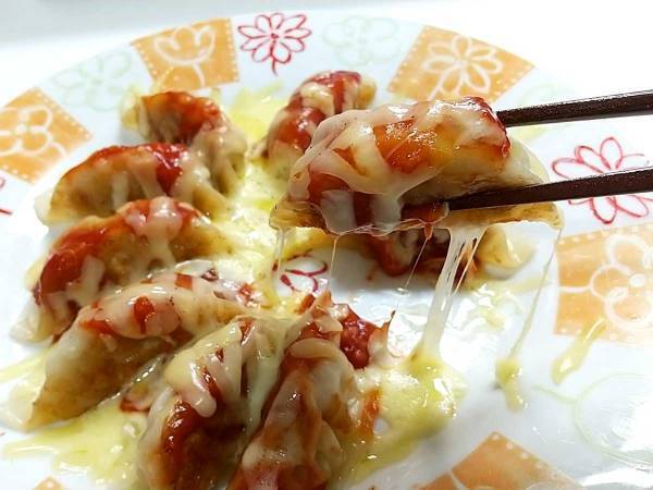 便利な冷凍餃子　アレを乗せてチンするだけで？　「大胆すぎる！」「もはや別物」