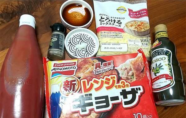 便利な冷凍餃子　アレを乗せてチンするだけで？　「大胆すぎる！」「もはや別物」