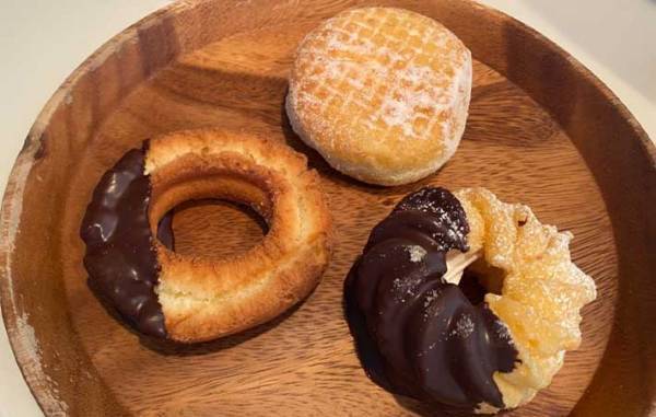 買ったミスド、そのまま食べてる？　公式おすすめの意外な『食べ方』に「こっちのが好きかも」