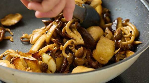 「キノコはこれで化ける」　スーパーの担当者が伝授する、簡単キノコ料理とは？