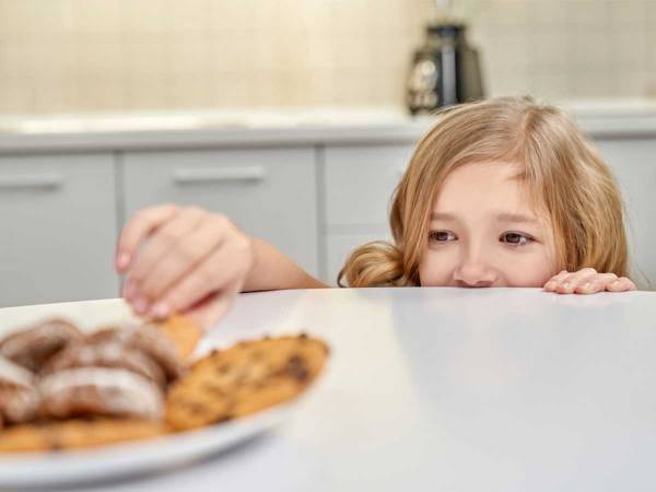 クッキーを盗み食いしていた女の子　カメラに気付いた瞬間の『行動』に母親も爆笑！