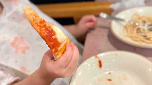 サイゼリヤで子供にピザを注文したら？　全親に知ってほしい『取り分け方』