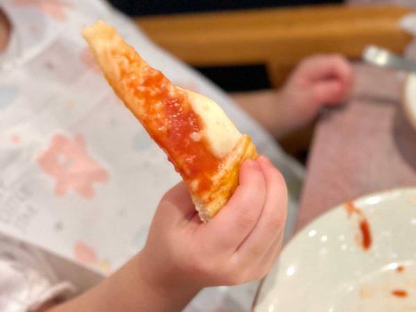 サイゼリヤで子供にピザを注文したら？　全親に知ってほしい『取り分け方』