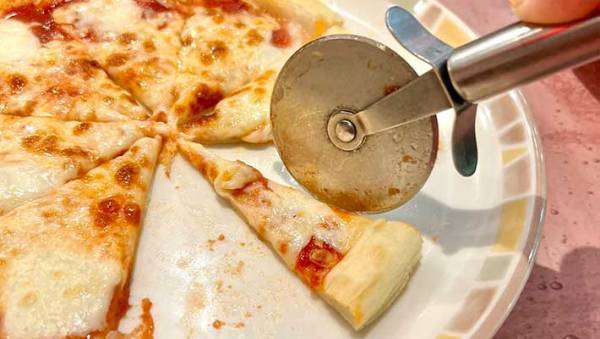 サイゼリヤで子供にピザを注文したら？　全親に知ってほしい『取り分け方』