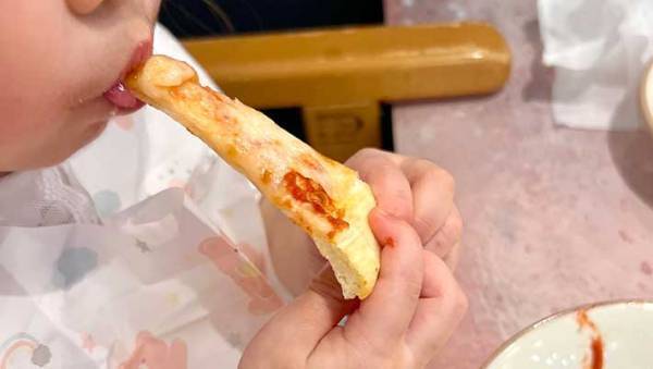 サイゼリヤで子供にピザを注文したら？　全親に知ってほしい『取り分け方』
