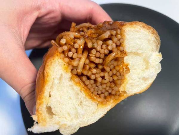 コンビニで焼きそばパンを買った女性　「これ…食べきれるかな…」