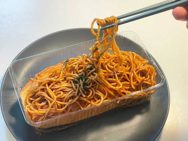 コンビニで焼きそばパンを買った女性　「これ…食べきれるかな…」