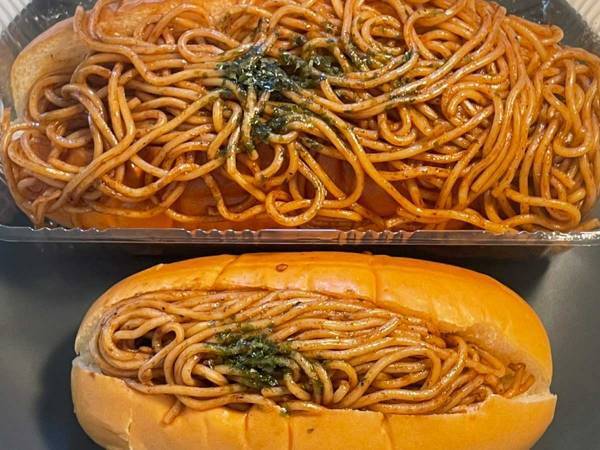 コンビニで焼きそばパンを買った女性　「これ…食べきれるかな…」