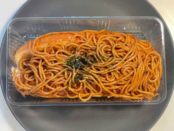 コンビニで焼きそばパンを買った女性　「これ…食べきれるかな…」