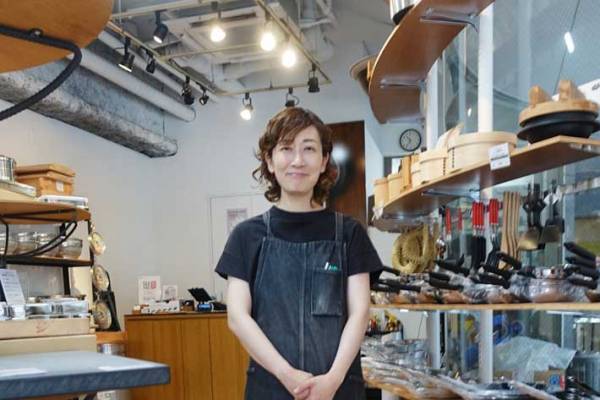 テフロン加工フライパン、どう手入れする？　『長持ちのコツ』を老舗料理道具店に聞いた