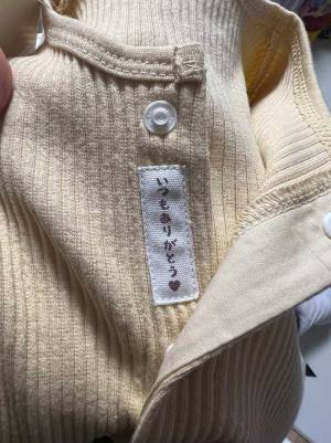 子供服のボタンを外したら…？　隠された秘密に「こんなの泣いてしまう」