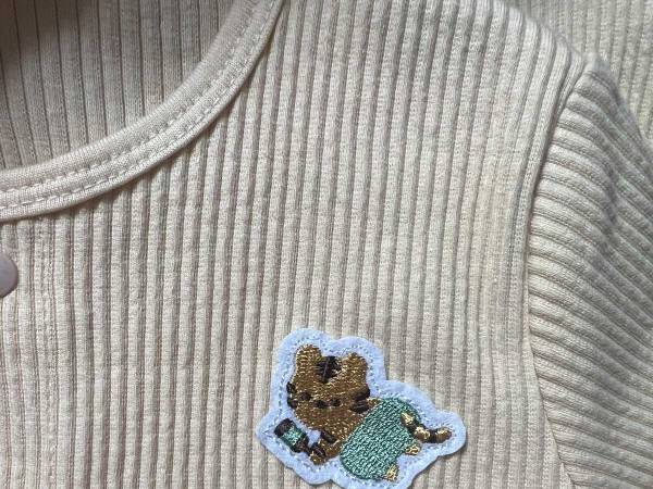 子供服のボタンを外したら…？　隠された秘密に「こんなの泣いてしまう」