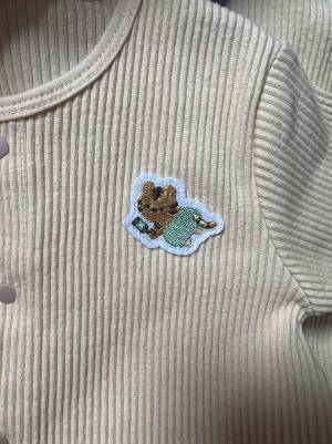 子供服のボタンを外したら…？　隠された秘密に「こんなの泣いてしまう」