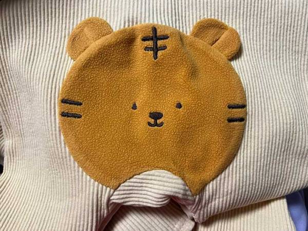 子供服のボタンを外したら…？　隠された秘密に「こんなの泣いてしまう」