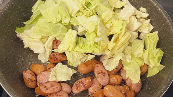 ウインナーとキャベツを使って？　現役シェフ考案の『ジャーマンキャベツ』が食欲をそそる