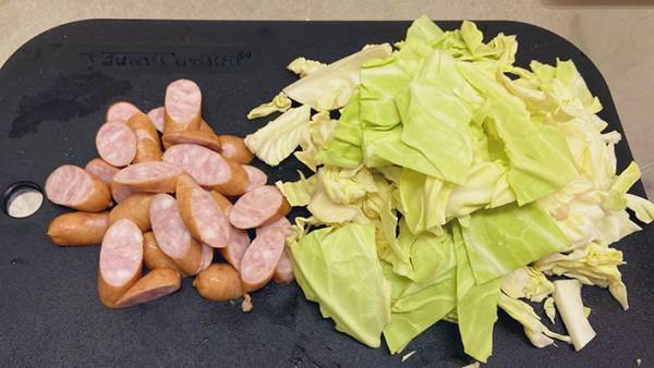 ウインナーとキャベツを使って？　現役シェフ考案の『ジャーマンキャベツ』が食欲をそそる