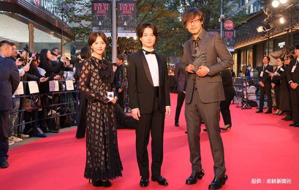 「こうして見るとそっくり」「双子」　浜辺美波と神木隆之介のツーショットに反響