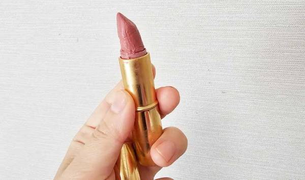 折れてしまった口紅を簡単に直す方法とは？　「これは朗報」「もう捨てない」