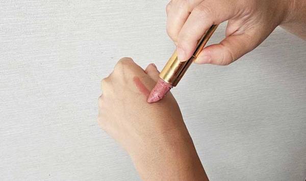 折れてしまった口紅を簡単に直す方法とは？　「これは朗報」「もう捨てない」