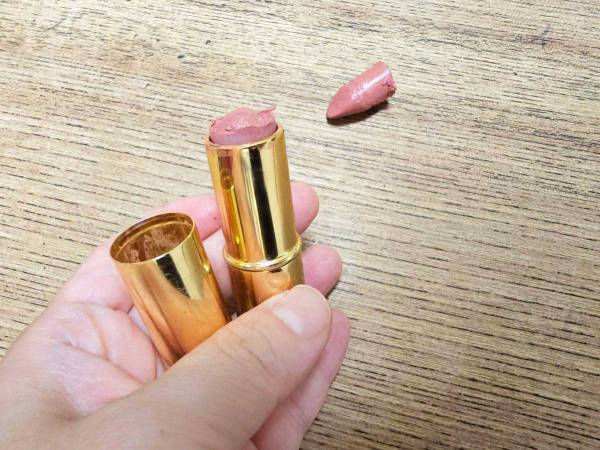 折れてしまった口紅を簡単に直す方法とは？　「これは朗報」「もう捨てない」