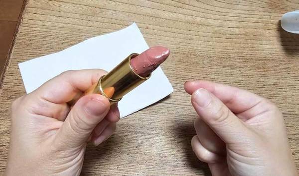 折れてしまった口紅を簡単に直す方法とは？　「これは朗報」「もう捨てない」