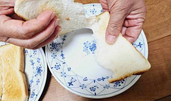 開封後にパサパサになった食パンは、焼く前にアレに浸けると…？　「まるで魔法」