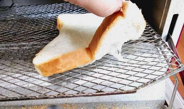 開封後にパサパサになった食パンは、焼く前にアレに浸けると…？　「まるで魔法」