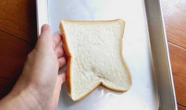 開封後にパサパサになった食パンは、焼く前にアレに浸けると…？　「まるで魔法」