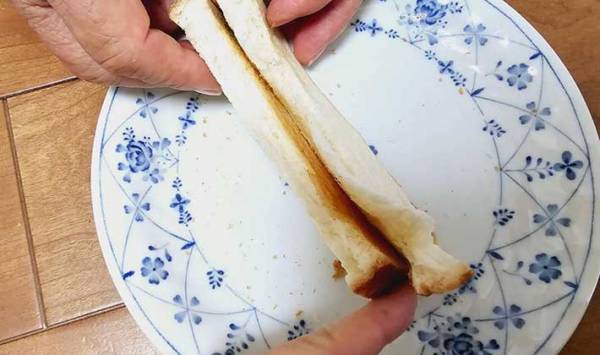 開封後にパサパサになった食パンは、焼く前にアレに浸けると…？　「まるで魔法」