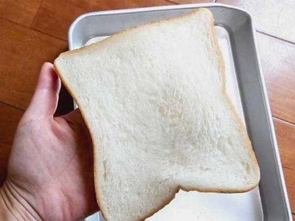 開封後にパサパサになった食パンは、焼く前にアレに浸けると…？　「まるで魔法」