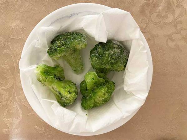 「冷凍ブロッコリーをおいしく食べたい」　アレを使ってレンチンすればゆでたて食感に！