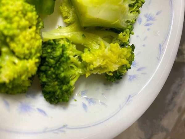 「冷凍ブロッコリーをおいしく食べたい」　アレを使ってレンチンすればゆでたて食感に！