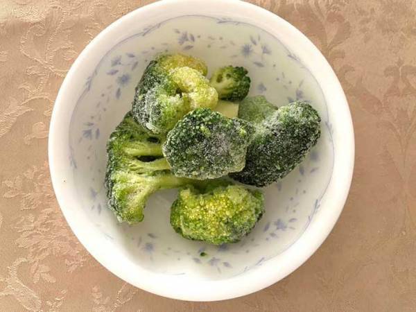 「冷凍ブロッコリーをおいしく食べたい」　アレを使ってレンチンすればゆでたて食感に！