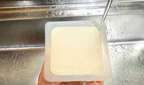 崩れがちなパックの豆腐　家にあるアレを使うだけで？「見栄え最高」「これは嬉しい」