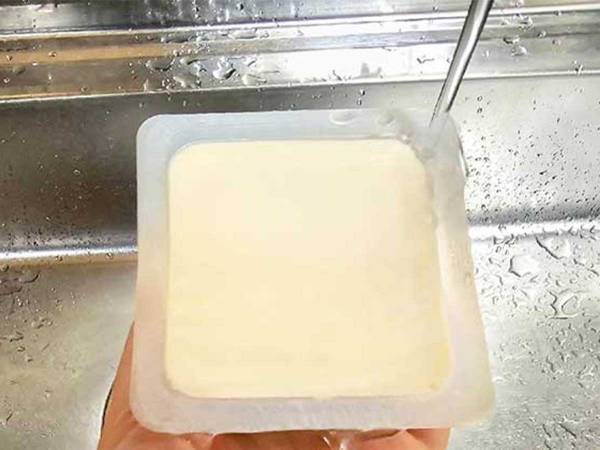 崩れがちなパックの豆腐　家にあるアレを使うだけで？「見栄え最高」「これは嬉しい」