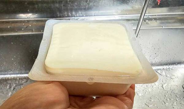 崩れがちなパックの豆腐　家にあるアレを使うだけで？「見栄え最高」「これは嬉しい」