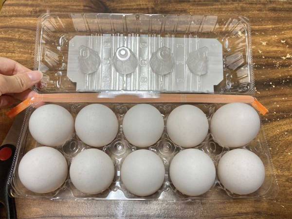 もうパカパカしない！　卵パックの意外な開け方に「ちょっと感動」「収納バッチリ」