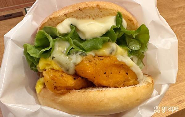 サーモンの王様を贅沢に！『キングサーモンバーガー』が期間限定で発売！