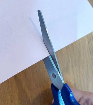 ガムテープを切った後に残る『ハサミのベタベタ』を取る方法　家にあるアレで？