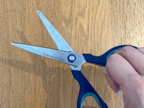 ガムテープを切った後に残る『ハサミのベタベタ』を取る方法　家にあるアレで？