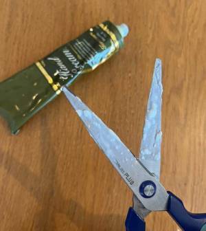 ガムテープを切った後に残る『ハサミのベタベタ』を取る方法　家にあるアレで？