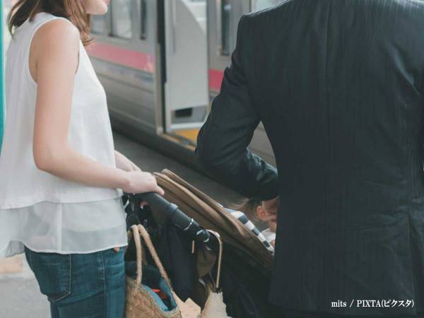 もし、駅でベビーカーを押す母親を見かけたら？　心掛けたい『気遣い』にコメント続出