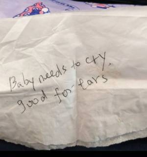 「お願いだから早く泣き止んで」　飛行機で焦る夫婦に、隣の男性が渡したものとは