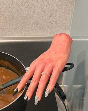 カレーの写真に写り込んだ、恋人の手　その全貌に「めっちゃビビった」「リアルすぎる」