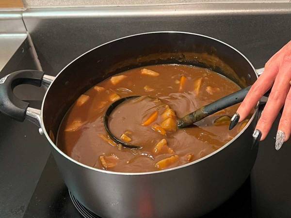 カレーの写真に写り込んだ、恋人の手　その全貌に「めっちゃビビった」「リアルすぎる」