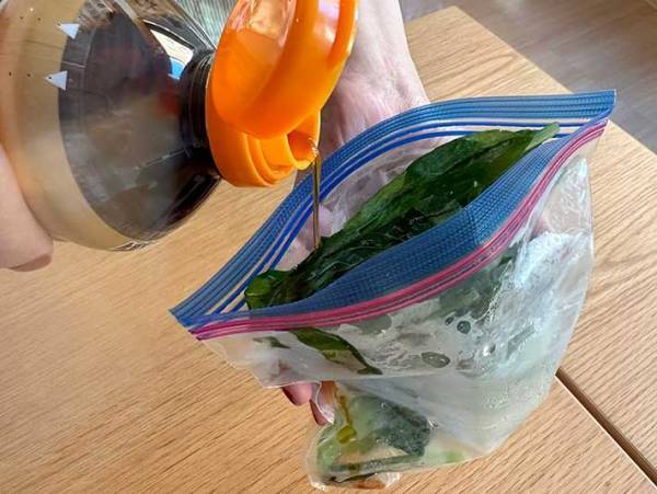 ゆでずに作れる『小松菜のお浸し』　全農のレシピに「え、天才」「めっちゃ便利」