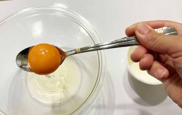 生卵の白身と黄身を一瞬で分ける方法に「え、それだけ？」「ビックリしちゃった」