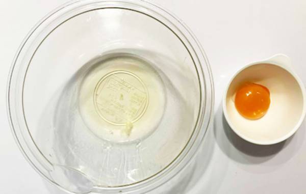 生卵の白身と黄身を一瞬で分ける方法に「え、それだけ？」「ビックリしちゃった」