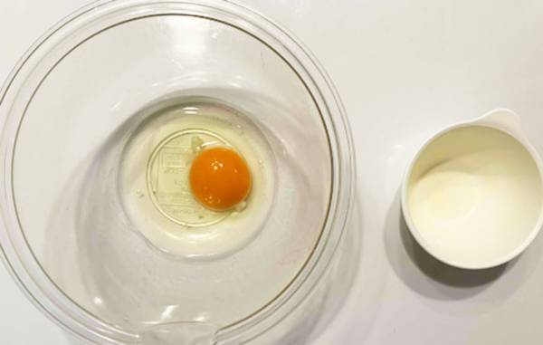 生卵の白身と黄身を一瞬で分ける方法に「え、それだけ？」「ビックリしちゃった」
