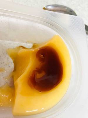 「カラメルに命宿り出して食いづれぇ」　食べかけプリンの写真に、５万人が『いいね』